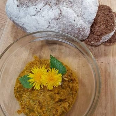 brood met paardenbloementapenade